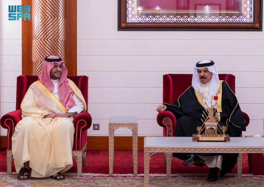 ملك البحرين يستقبل سمو الأمير تركي بن محمد بن فهد