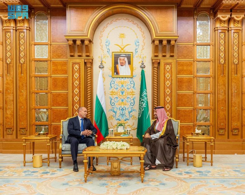 سمو ولي العهد يلتقي رئيس جمهورية بلغاريا