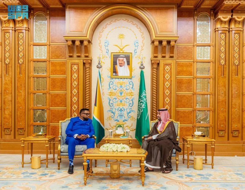سمو ولي العهد يلتقي رئيس جمهورية غويانا التعاونية