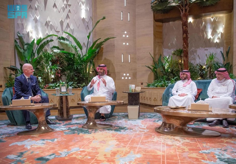سمو ولي العهد يلتقي رئيس الاتحاد الدولي لكرة القدم