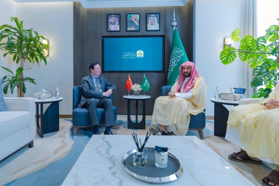 وزير العدل يستقبل سفير الصين لدى المملكة لبحث تعزيز التعاون في المجالات العدلية والقانونية