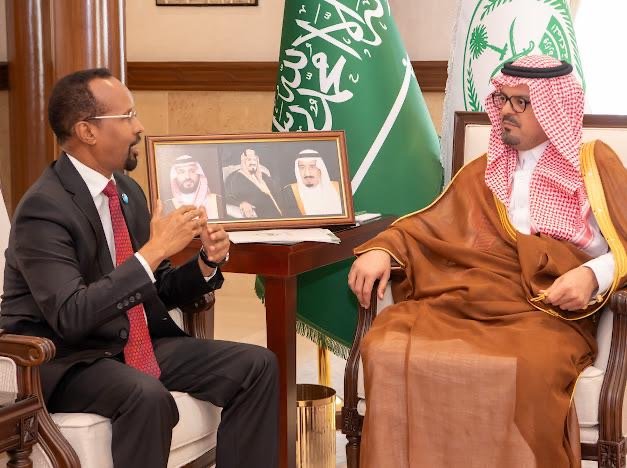 سمر نائب أمير منطقة مكة المكرمة يستقبل  القنصل العام لجمهورية الصومال
