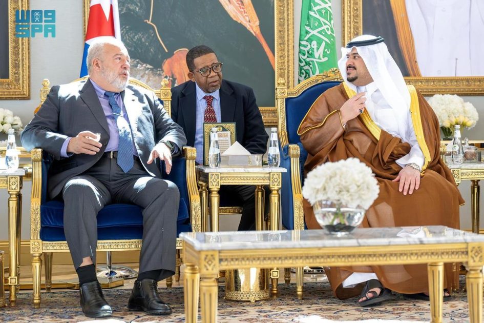 رئيس وزراء جمهورية كوبا يغادر الرياض وفي مقدمة مودعيه نائب أمير المنطقة