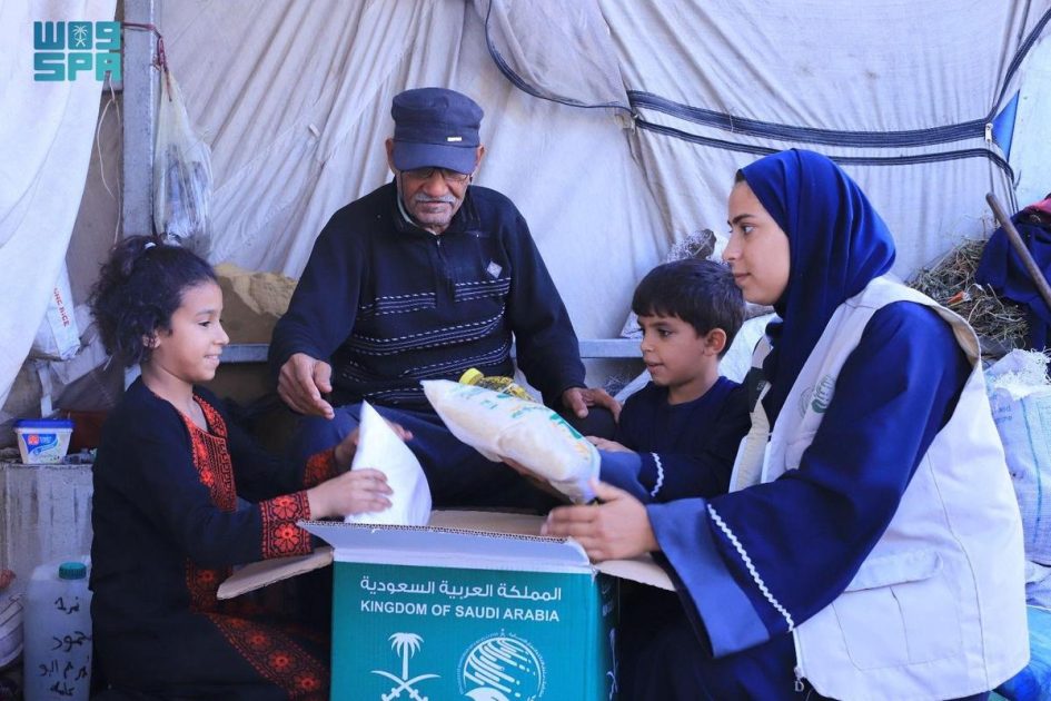 مركز الملك سلمان للإغاثة يواصل توزيع المساعدات الغذائية للأسر النازحة في منطقة معسكر خان يونس في قطاع غزة