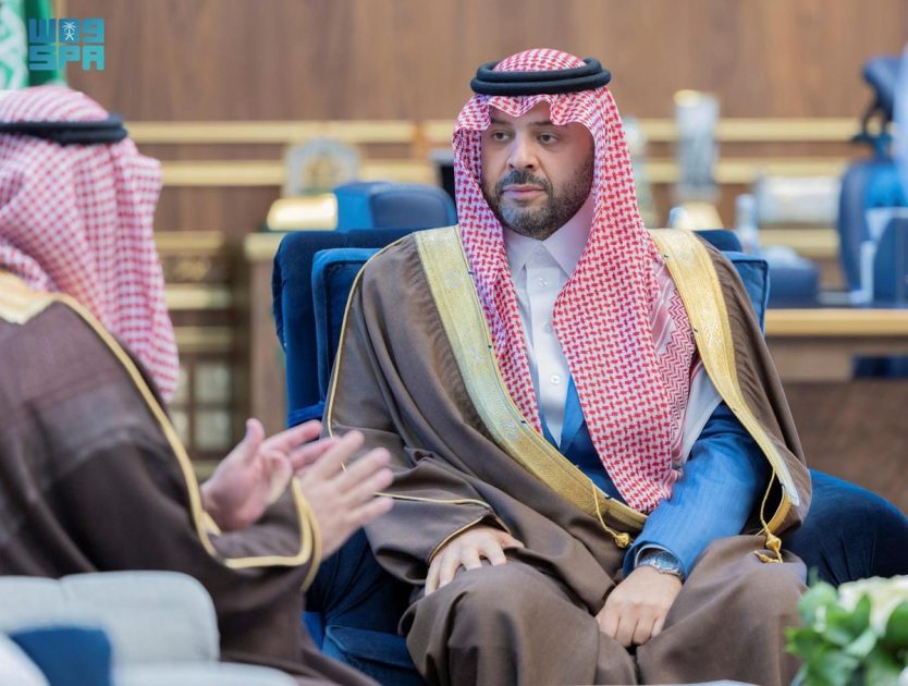 أمير منطقة الحدود الشمالية يستقبل مدير فرع الهيئة العامة للإحصاء