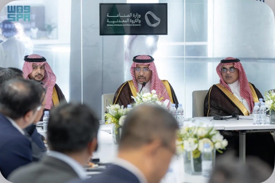 وزير الصناعة والثروة المعدنية يبحث الفرص الاستثمارية المشتركة في الصناعات المتقدمة مع الصين