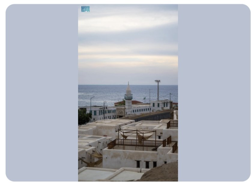 أهالي الوجه يستمتعون بالأجواء الغائمة على شواطئ البحر الأحمر