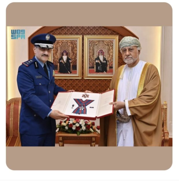 سُلطان عُمان يمنح قائد القوات الجوية الملكية السعودية وسام عُمان العسكري