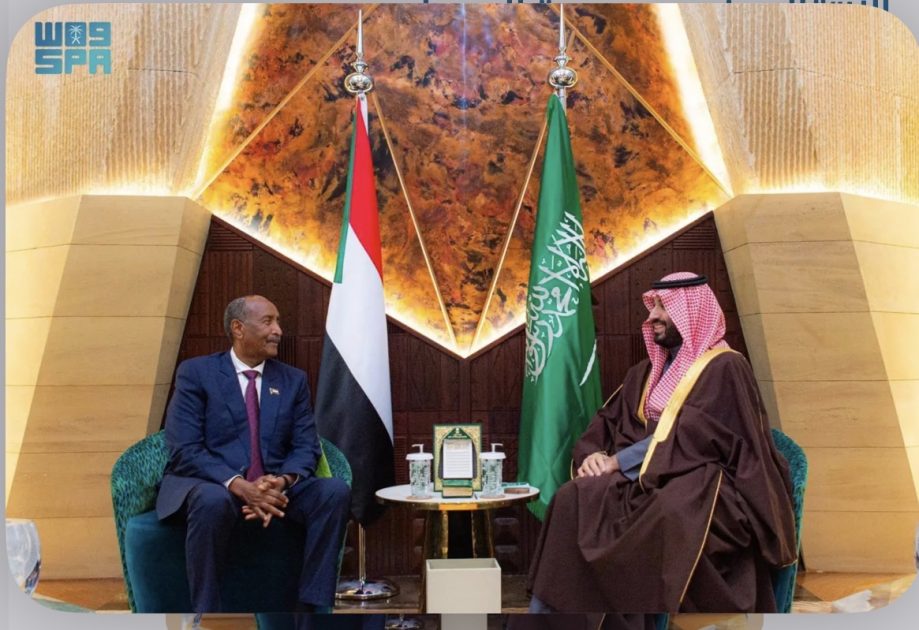 سمو ولي العهد يلتقي رئيس مجلس السيادة الانتقالي في جمهورية السودان