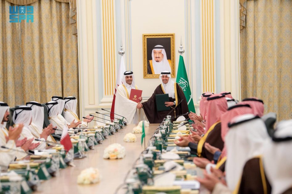 سمو ولي العهد وأمير دولة قطر يشهدان توقيع اتفاقية تنفيذ مشروع قطار السعودية / قطر السريع