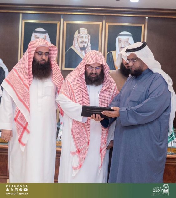 قدم العزاء لأبناء وأسرة مؤذن المسجد النبوي فيصل النعمان .. السديس يدشن كتابه «نبض الفؤاد في شرح زاد المعاد» “