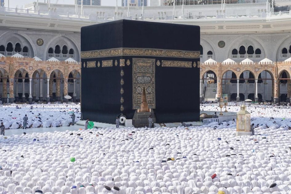رئاسة الشؤون الدينية تدعو قاصدي الحرمين إلى الالتزام بآداب وفضائل يوم الجمعة