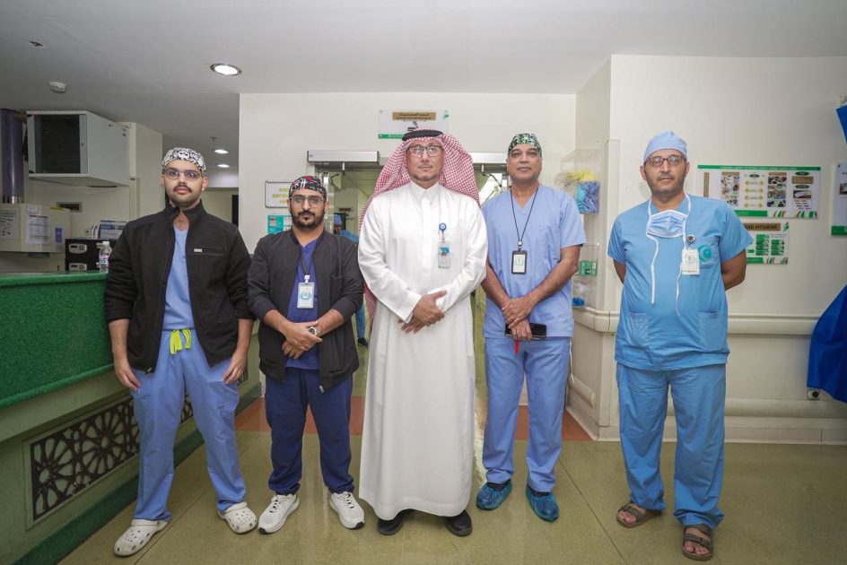 طبية مكة” تجري أول جراحة ناجحة لعلاج الفتق السري المعقّد بتقنية الشد الأفقي على مستوى المنطقة الغربية
