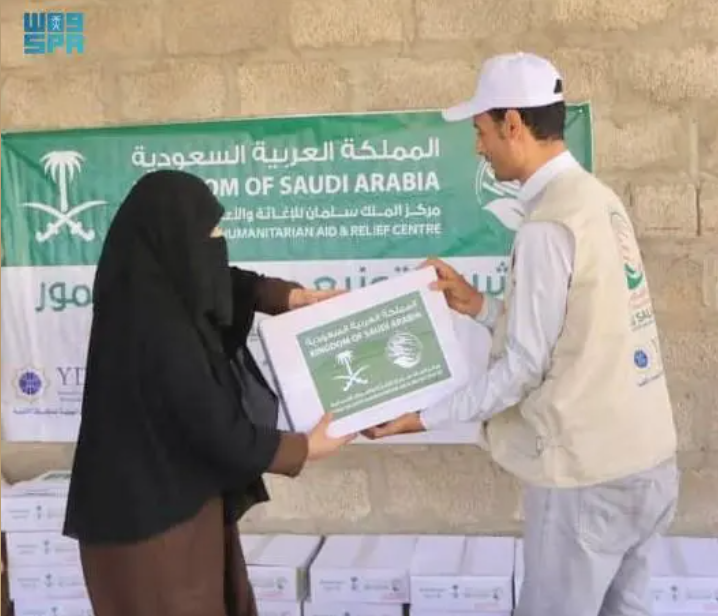 مركز الملك سلمان للإغاثة يوزّع (1.900) كرتون تمر في مديرية الوادي بمحافظة مأرب