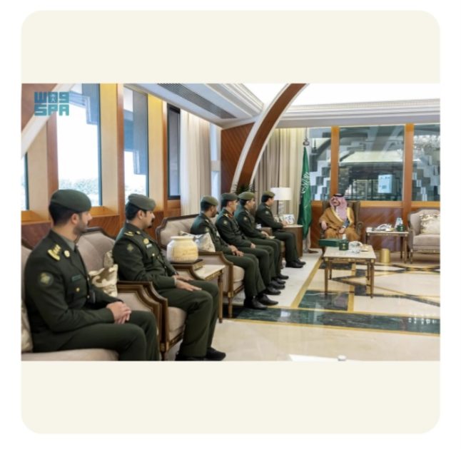 أمير المنطقة الشرقية يستقبل مدير الجوازات ويطّلع على تقرير عن منافذ المنطقة