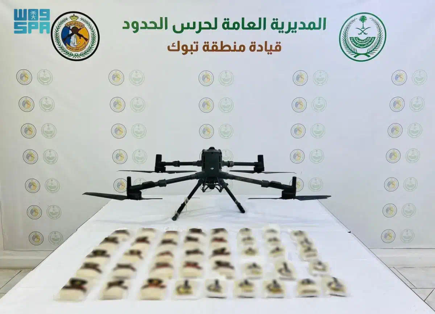 باستخدام طائرة دون طيار.. حرس الحدود بمنطقة تبوك يحبط تهريب (41.000) قرص من مادة الإمفيتامين المخدر