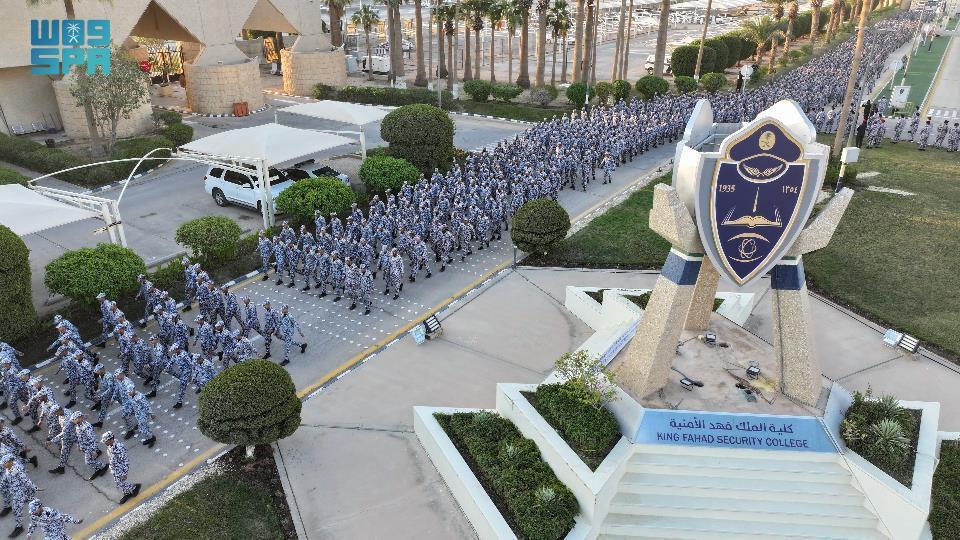كلية الملك فهد الأمنية تنفذ المشروع السنوي للسير الطويل للعسكريين والطلبة