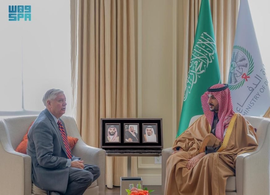 سمو وزير الدفاع يلتقي عضو مجلس الشيوخ الأمريكي السيناتور ليندسي غراهام