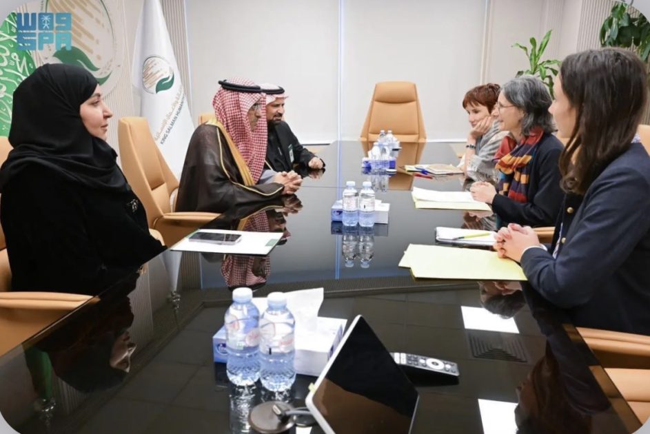 مساعد المشرف العام على مركز الملك سلمان للإغاثة يلتقي السفيرة الفرنسية لدى اليمن