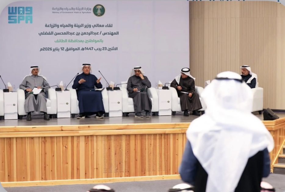 وزير “البيئة” يلتقي بعددٍ من المواطنين والمزارعين في محافظة الطائف