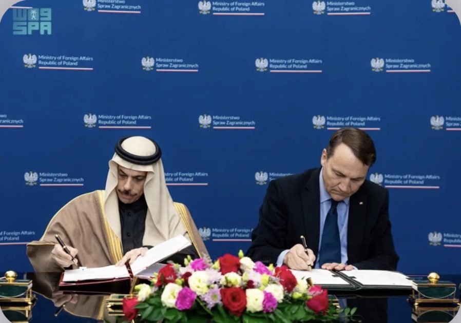 سمو وزير الخارجية ونظيره البولندي يوقعان مذكرة تفاهم لإنشاء مجلس تنسيقي بين البلدين