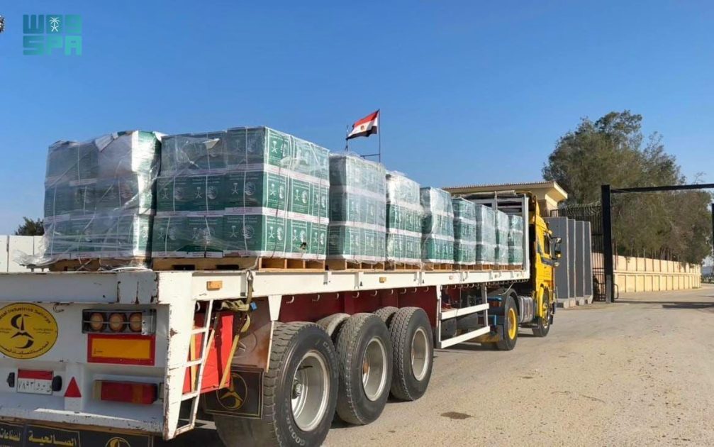 قافلة مساعدات إغاثية جديدة مقدمة من مركز الملك سلمان للإغاثة تعبر منفذ رفح تمهيدًا لنقلها إلى قطاع غزة