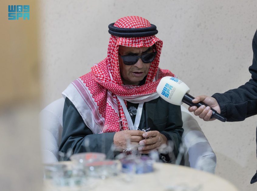 حرفي كفيف يوظف خبرته في صناعة شِباك طرح الصقور بمهرجان طريف
