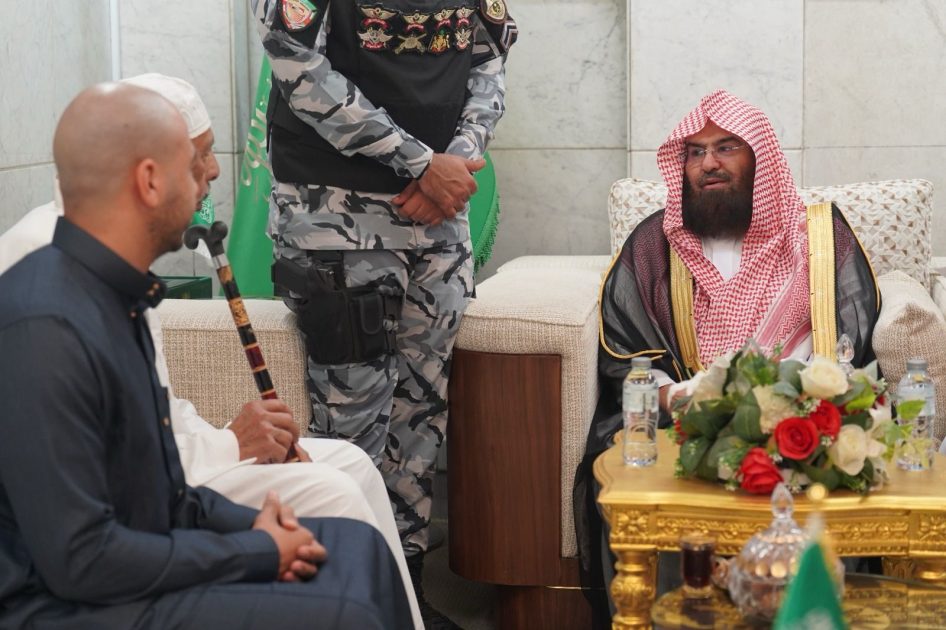 في إطار التواصل المباشر مع ضيوف الرحمن .. معالي الرئيس يستقبل المستفيدين بالمسجد الحرام ويؤكد تلمّس احتياجاتهم