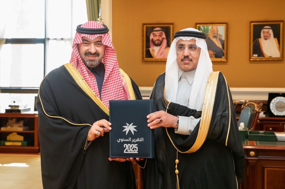 نائب أمير تبوك يطلع على التقرير السنوي لفرع وزارة الموارد البشرية والتنمية الاجتماعية بالمنطقة