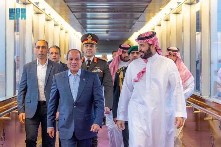 رئيس جمهورية مصر يصل إلى جدة وسمو ولي العهد في مقدمة مستقبليه