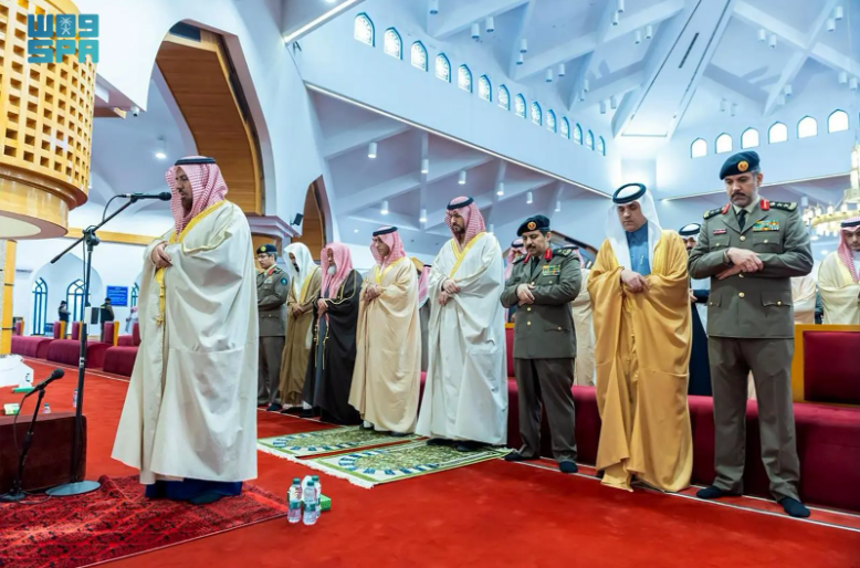 نائب أمير الشرقية يؤدي صلاة الاستسقاء مع جموع المصلين