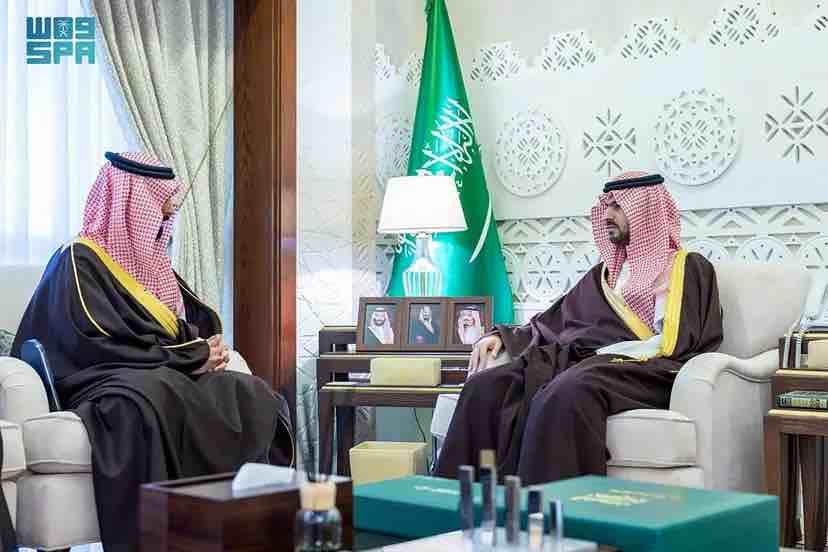 نائب أمير المنطقة الشرقية يهنئ منسوبي فرع الموارد البشرية لتحقيقهم المركز الأول على مستوى فروع الوزارة