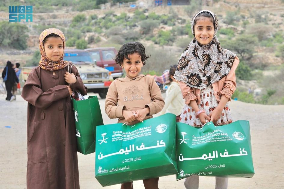 مركز الملك سلمان للإغاثة يوزع (390) قسيمة شرائية في مديرية القبيطة بمحافظة لحج