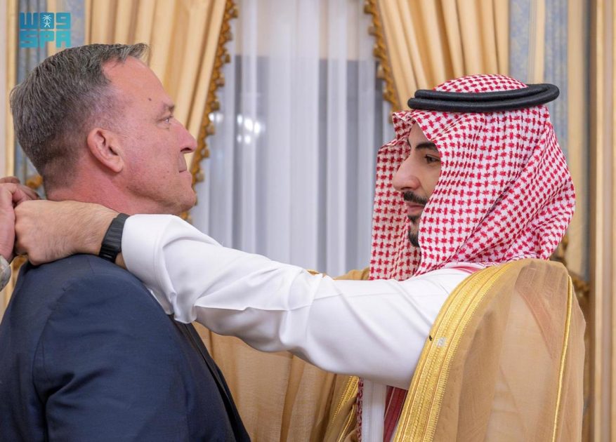 إنفاذًا لأمر خادم الحرمين الشريفين.. سمو وزير الدفاع يُقلد قائد القيادة المركزية الأمريكية السابق وسام الملك عبدالعزيز من الدرجة الممتازة