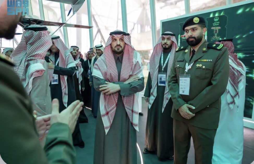 مساعد رئيس الاستخبارات العامة يزور جناح وزارة الداخلية في معرض الدفاع العالمي