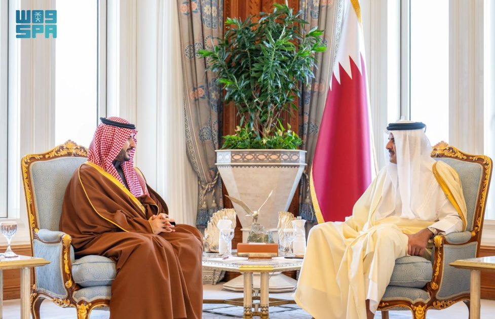 بتوجيه من القيادة.. سمو وزير الدفاع يلتقي سمو أمير دولة قطر
