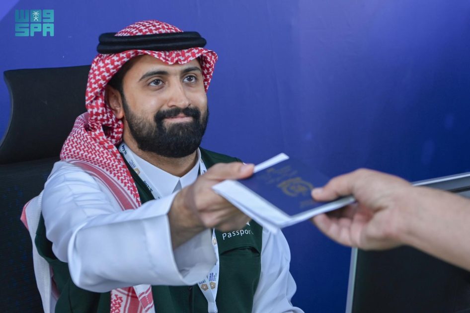 وزارة الداخلية ممثلةً بالمديرية العامة للجوازات تنهي إجراءات دخول وخروج الزائرين في مطار معرض الدفاع العالمي بملهم
