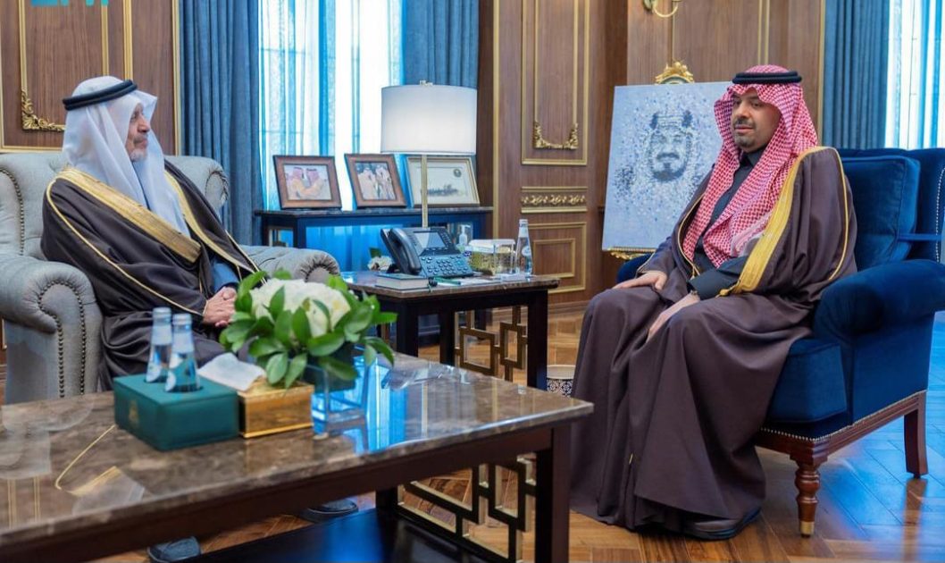أمير منطقة الحدود الشمالية يستقبل رئيس مجلس إدارة جمعيتي “أواصر” و”تيسير”