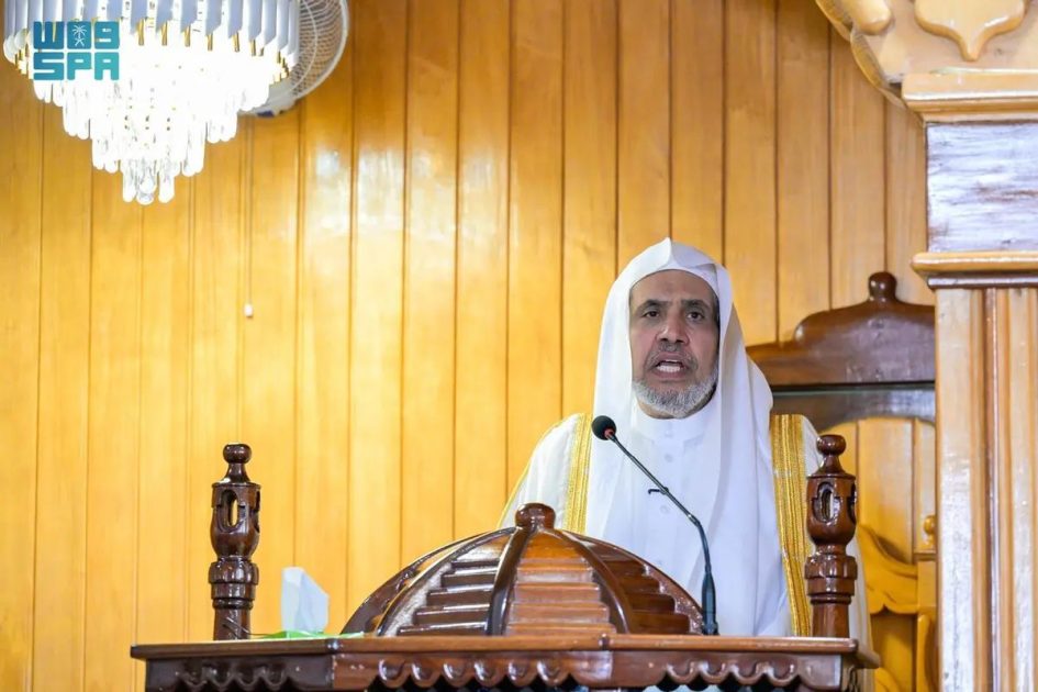 الدكتور العيسى يخطب ويؤمّ المصلين في الجامع الكبير في جمهورية رواندا