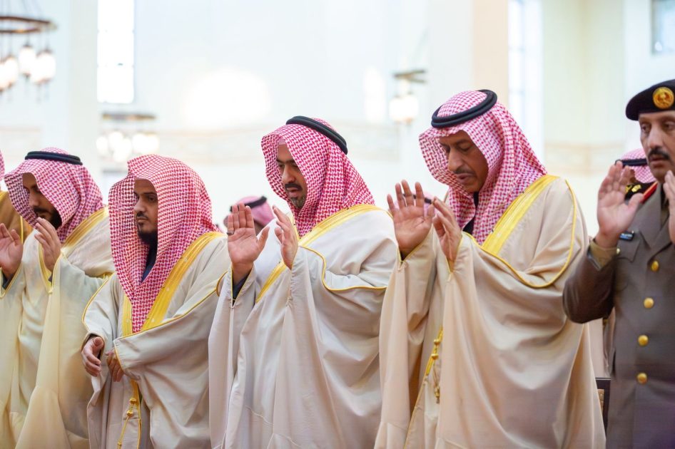 نائب أمير منطقة تبوك يؤدي صلاة الاستسقاء