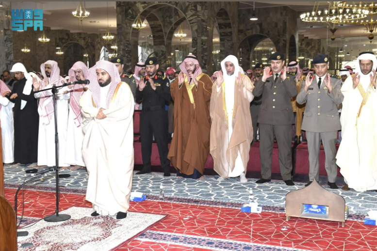 مُحافظ الطائف يؤدِّي صلاة الاستسقاء مع جموع المصلين