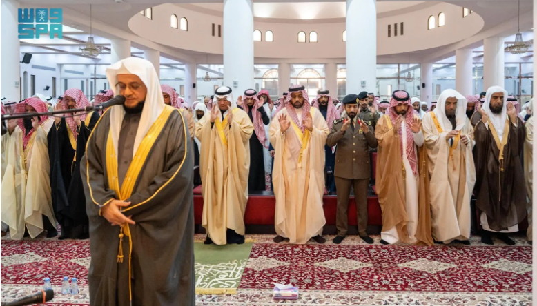 محافظ الأحساء يؤدي صلاة الاستسقاء