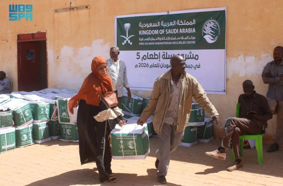 مركز الملك سلمان للإغاثة يوزّع (620) سلة غذائية في ولاية الخرطوم بالسودان