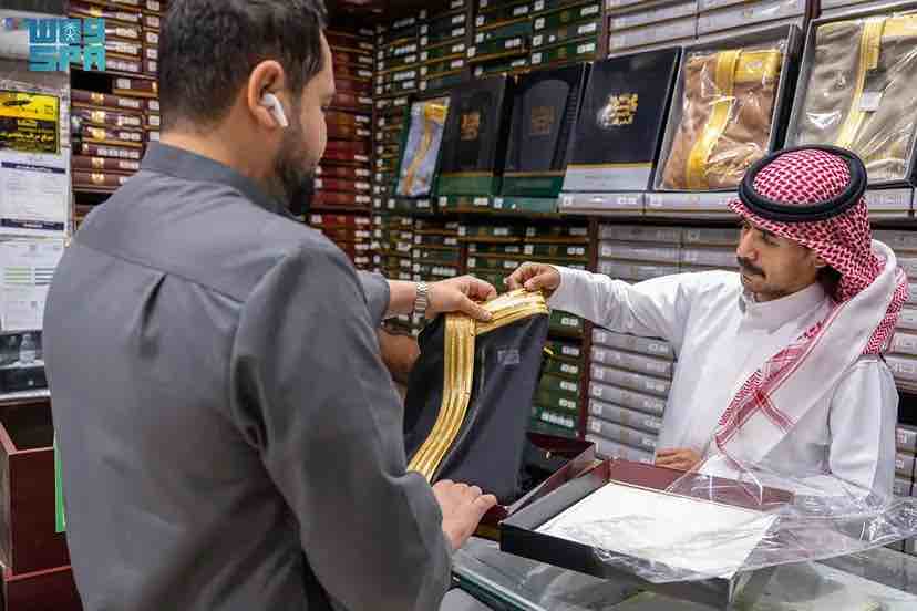 سوق “الجردة” الشعبي يستقبل المتسوقين بعبق الماضي استعدادًا للعيد