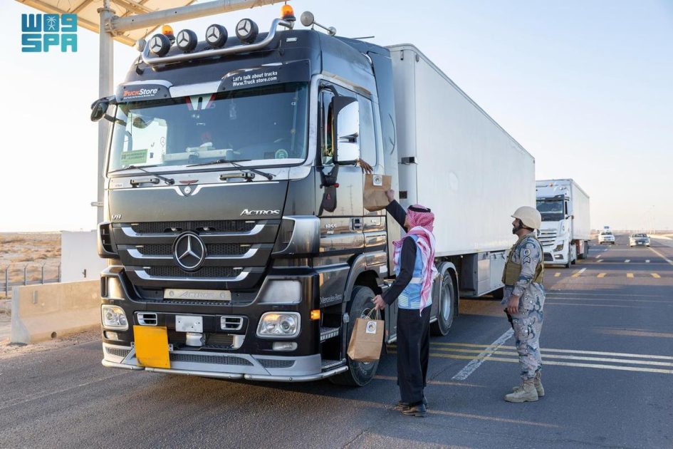 حرس الحدود ينفّذ مبادرة تفطير الصائمين عبر منفذ الحديثة