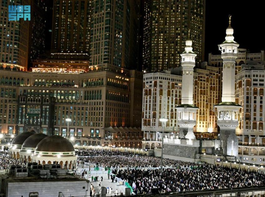 المسجد الحرام يحتضن جموع المصلين ليلة الثلاثين وسط أجواء روحانية