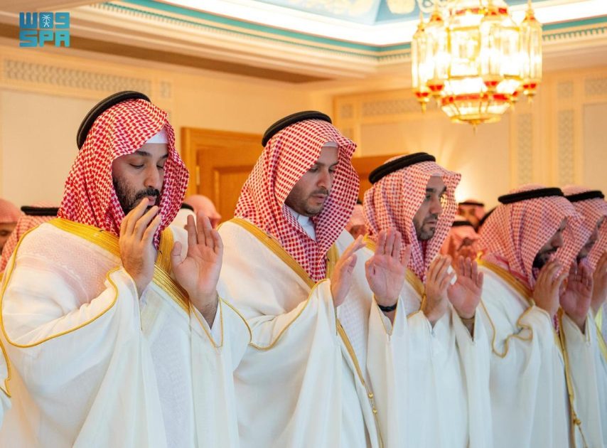 سمو ولي العهد يؤدي صلاة عيد الفطر المبارك في المسجد الحرام بمكة المكرمة