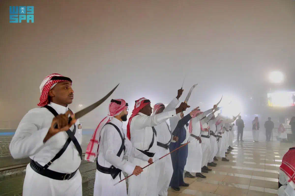 العرضة الجنوبية تخطف أنظار الزوار وتُنعش ليالي عيد الفطر في الباحة