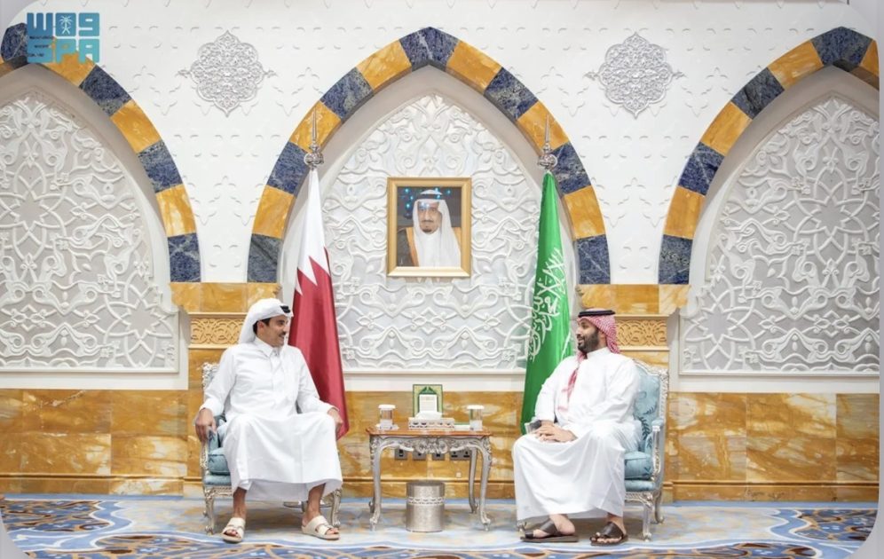 سمو ولي العهد يلتقي أمير دولة قطر