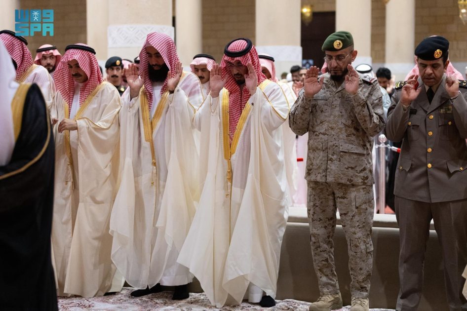 محافظ الخرج يؤدي صلاة عيد الفطر مع جموع المصلين